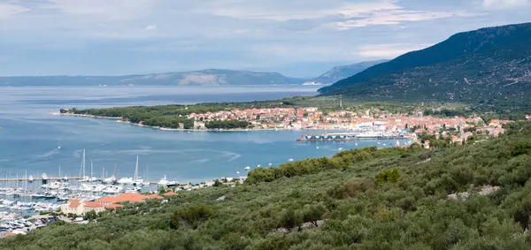 Панорамний вид на пристань для яхт міста cres та гори — стокове фото