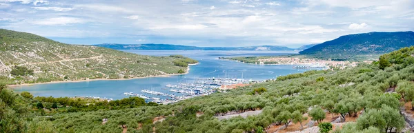 Panoramatický pohled města marina cres a krajina — Stock fotografie