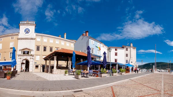 Panoramatický pohled frane petrica náměstí a orloj v cres — Stock fotografie