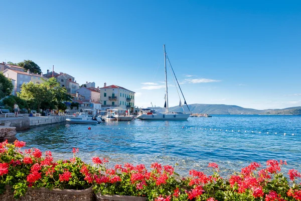 Valun havenstad en kust in Kroatië — Stockfoto