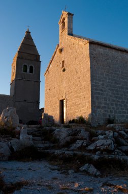 Lubenice kilise ve çan kulesi Cres geç öğleden sonra