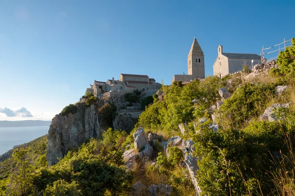 Ancient town of Lubenice and cliff in Cres — Stock Photo, Image