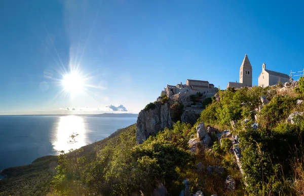 Sunset at Ancient town of Lubenice and cliff in Cres — Stock Photo, Image