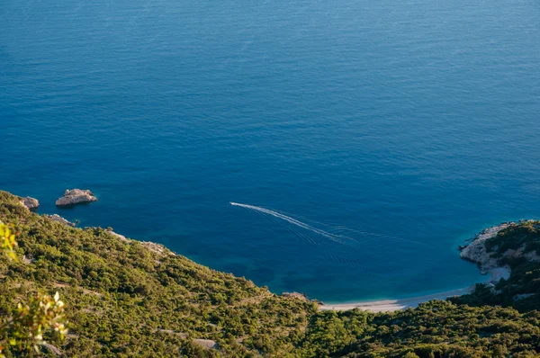 Γαλάζιο του κόλπου και βάρκα κάτω από την πόλη lubenice σε cres — Φωτογραφία Αρχείου