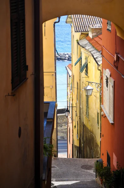 Középkori olasz faluban Cervo, Liguria, Olaszország — Stock Fotó