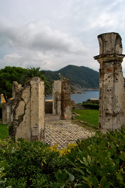 Ruinas acientes, La Bahía del Silencio en Sestri Levante, Italia — Foto de Stock