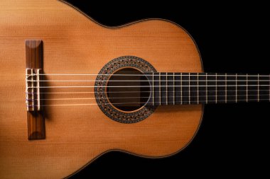 Siyah arka planda klasik gitar. Akustik gitar konsepti. Broşür, kart, poster veya duvar kağıdı için mükemmel.