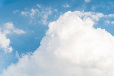 Mavi gökyüzü arka plan güzel bulutlar ile