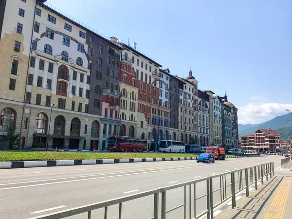 Soçi / Rusya - Ağustos 2019: Roza Khutor 'daki güzel binalar
