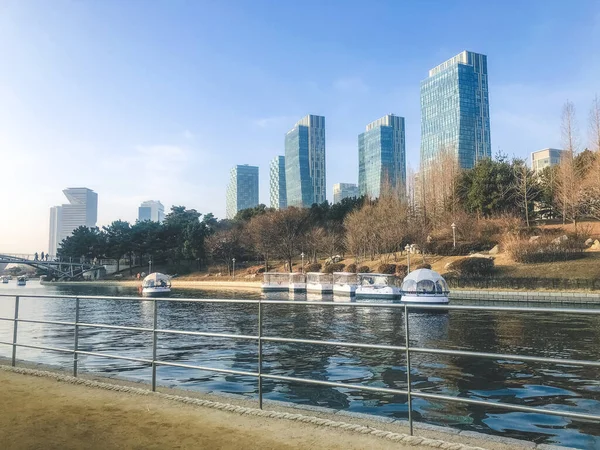 Otoño Central Park Ciudad Incheon Edificios Altos Bajo Lago Corea — Foto de Stock