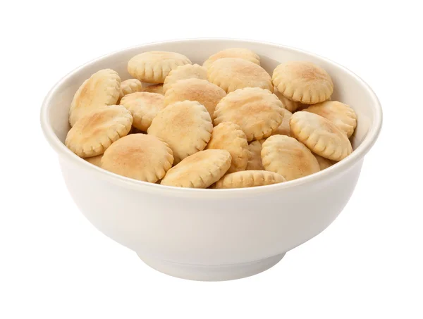 Oyster crackers in een witte kom — Stockfoto