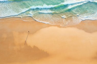 Mutlu insanlardan oluşan insansız hava aracı kalabalığı Phuket, Tayland 'da gün batımında tropikal plajda dinleniyor. Güzel Phuket plajı Andaman Denizi' nde ünlü bir turizm merkezidir. Yaz tatili konsepti