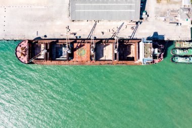 Endüstriyel ithalat-ihracat limanındaki kargo gemisinin hava aracı görüntüsü. Ticari lojistik ithalat ve ihracat konteyner gemisiyle açık denizde nakliye