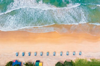 Mutlu insanlardan oluşan insansız hava aracı kalabalığı Phuket, Tayland 'da gün batımında tropikal plajda dinleniyor. Güzel Phuket plajı Andaman Denizi' nde ünlü bir turizm merkezidir. Yaz tatili konsepti