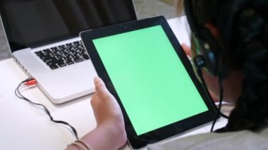 Ev kavramından öğren. Asyalı kız öğrenciler covid-19 salgınından dolayı internetten sanal internet dersleri alıyorlar. Kız öğrenci evde tabletle online öğrenim görüyor