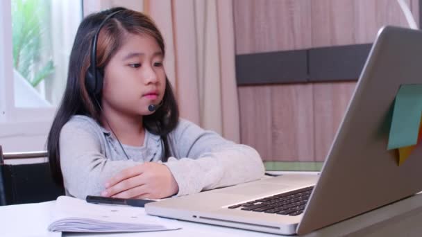 가정에서 배우는 것이다 아시아 여학생들은 세계적 유행병으로 만남을 인터넷 수업을 — 비디오