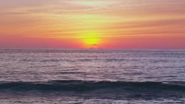 Phuket Tayland. Günbatımı gökyüzü ile güzel tropikal plaj. Güzel Phuket plajı, Andaman Denizi yaz konseptinde ünlü bir turizm merkezidir..