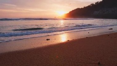 Phuket Tayland. Günbatımı gökyüzü ile güzel tropikal plaj. Güzel Phuket plajı, Andaman Denizi yaz konseptinde ünlü bir turizm merkezidir..