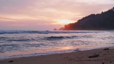 Phuket Tayland. Günbatımı gökyüzü ile güzel tropikal plaj. Güzel Phuket plajı, Andaman Denizi yaz konseptinde ünlü bir turizm merkezidir..
