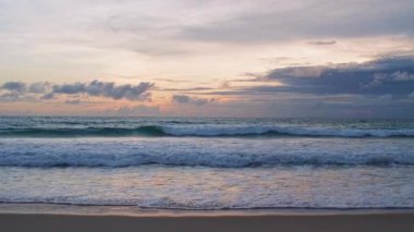 Phuket Tayland. Günbatımı gökyüzü ile güzel tropikal plaj. Güzel Phuket plajı, Andaman Denizi yaz konseptinde ünlü bir turizm merkezidir..