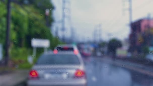 Fahren Ein Auto Auf Der Straße Stoppen Mit Einer Ampel — Stockvideo