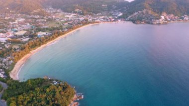 Phuket Thailand kıyı yolunun kıvrımlarını gören gerçek bir insansız hava aracı Phuket kıyı şeridi üzerinden çekilen güzel bir deniz uçağı ünlü bir turizm merkezidir. Plajın çevresindeki en iyi trafik yolu.