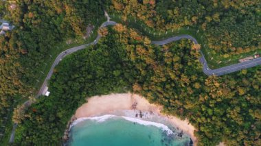 Phuket Thailand kıyı yolunun kıvrımlarını gören gerçek bir insansız hava aracı Phuket kıyı şeridi üzerinden çekilen güzel bir deniz uçağı ünlü bir turizm merkezidir. Plajın çevresindeki en iyi trafik yolu.