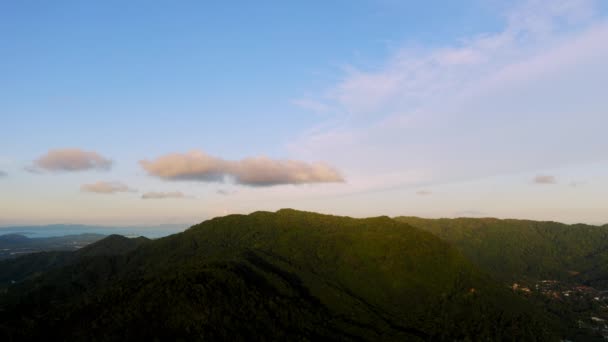 4K空中无人驾驶飞机俯瞰美丽的落日 落在热带海滩上 云彩弥漫在大海中央 热带海滩假日夏日浪漫的落日天空 — 图库视频影像