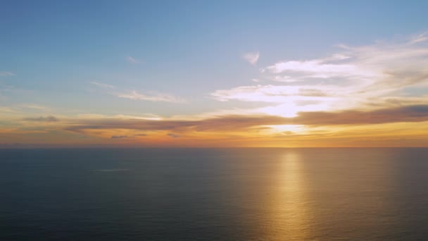 4K空中无人驾驶飞机俯瞰美丽的落日 落在热带海滩上 云彩弥漫在大海中央 热带海滩假日夏日浪漫的落日天空 — 图库视频影像