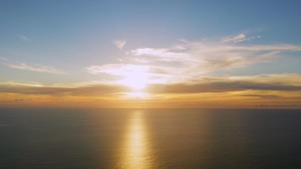 Airial Drone Top View海の真ん中に雲がある熱帯のビーチの美しい夕日 熱帯のビーチでロマンチックな夕日の空休暇のコンセプト — ストック動画