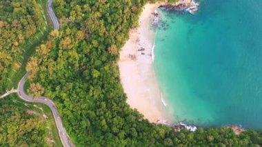 4K Areal İHA 'sı Phuket Thailand kıyı yolunun kıvrımlarına tepeden bakıyor. Phuket kıyı şeridi üzerinde güzel bir deniz aracı, ünlü bir turizm merkezidir. Plajın çevresindeki en iyi trafik yolu.
