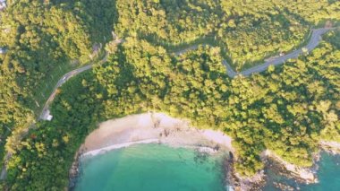 4K Areal İHA 'sı Phuket Thailand kıyı yolunun kıvrımlarına tepeden bakıyor. Phuket kıyı şeridi üzerinde güzel bir deniz aracı, ünlü bir turizm merkezidir. Plajın çevresindeki en iyi trafik yolu.