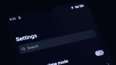 4K Smartphone kablosuz ağa bağlanıyor. Masada yatan tablet kablosuz internete bağlanır. Smartphone dokunmatik ekranda kendini wi-fi ağına bağlayan insan elini kapat.