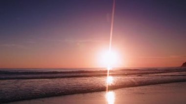 Phuket Tayland. Günbatımı gökyüzü ile güzel tropikal plaj. Güzel Phuket plajı, Andaman Denizi yaz konseptinde ünlü bir turizm merkezidir..