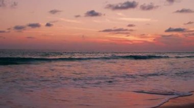 Phuket Tayland. Günbatımı gökyüzü ile güzel tropikal plaj. Güzel Phuket plajı, Andaman Denizi yaz konseptinde ünlü bir turizm merkezidir..