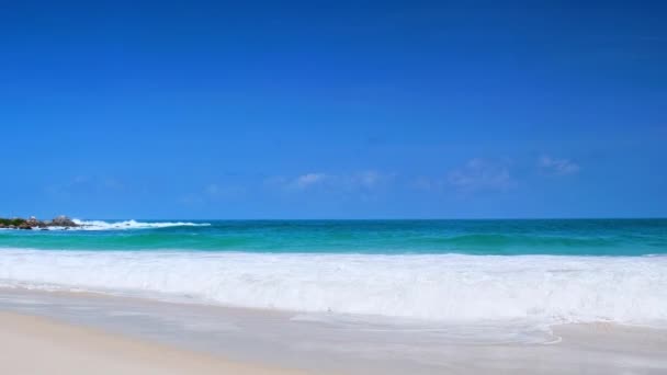 泰国普吉海滩 美丽的热带海滩 蓝天蓝云 热带海滩 海浪冲刷着空旷的海滩 安达曼海沙滩和天空在美丽的夏日假期 — 图库视频影像