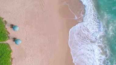 Phuket, Tayland 'da gün batımı olan tropikal plajdaki insansız hava aracı kalabalığı Andaman Denizi' nde ünlü bir turizm merkezidir. Sahilde oynayan mutlu insanlar.