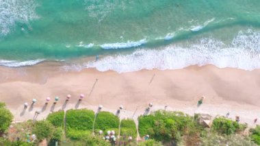 Phuket, Tayland 'da gün batımı olan tropikal plajdaki insansız hava aracı kalabalığı Andaman Denizi' nde ünlü bir turizm merkezidir. Sahilde oynayan mutlu insanlar.