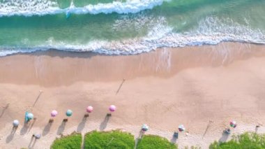 Phuket, Tayland 'da gün batımı olan tropikal plajdaki insansız hava aracı kalabalığı Andaman Denizi' nde ünlü bir turizm merkezidir. Sahilde oynayan mutlu insanlar.