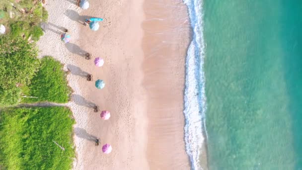 Letecký Drone Top Pohled Dav Lidí Tropické Pláži Západem Slunce — Stock video