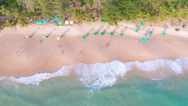 Drohnen Von Oben Betrachtet Menschenmenge Tropischen Strand Mit Sonnenuntergang Phuket — Stockvideo