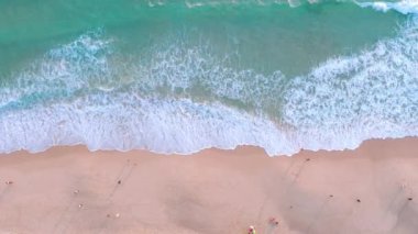 Phuket, Tayland 'da gün batımı olan tropikal plajdaki insansız hava aracı kalabalığı Andaman Denizi' nde ünlü bir turizm merkezidir. Sahilde oynayan mutlu insanlar.