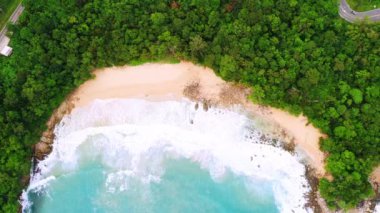 4K Hava Aracı güzel mavi deniz manzaralı. Hindistan cevizi palmiyeli plaj. Hava manzaralı İHA 'lar beyaz kumsal kumları. Mavi deniz berrak su. Özgürlük Kumsalı, Phuket, Tayland.