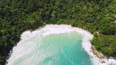 4K Hava Aracı güzel mavi deniz manzaralı. Hindistan cevizi palmiyeli plaj. Hava manzaralı İHA 'lar beyaz kumsal kumları. Mavi deniz berrak su. Özgürlük Kumsalı, Phuket, Tayland.