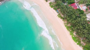 4K Hava Aracı güzel mavi deniz manzaralı. Hindistan cevizi palmiyeli plaj. Hava manzaralı İHA 'lar beyaz kumsal kumları. Mavi deniz berrak su. Özgürlük Kumsalı, Phuket, Tayland.