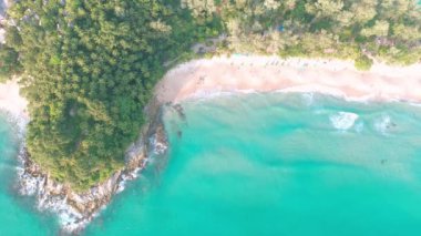 4K Hava Aracı güzel mavi deniz manzaralı. Hindistan cevizi palmiyeli plaj. Hava manzaralı İHA 'lar beyaz kumsal kumları. Mavi deniz berrak su. Özgürlük Kumsalı, Phuket, Tayland.