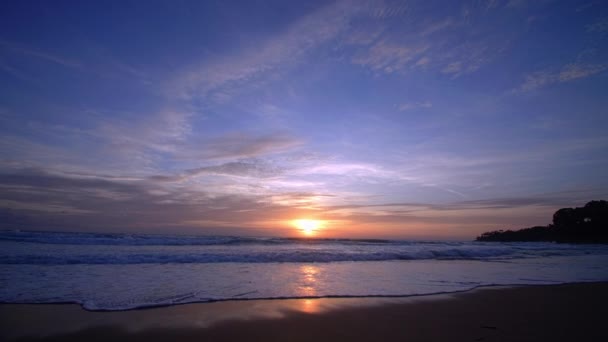 Пляж Закатным Небом Пляж Пхукет Известное Туристическое Направление Андаманском Море — стоковое видео