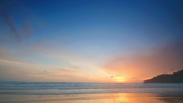 Hermosa Playa Tropical Con Cielo Atardecer Hermosa Playa Phuket Famoso — Vídeo de stock