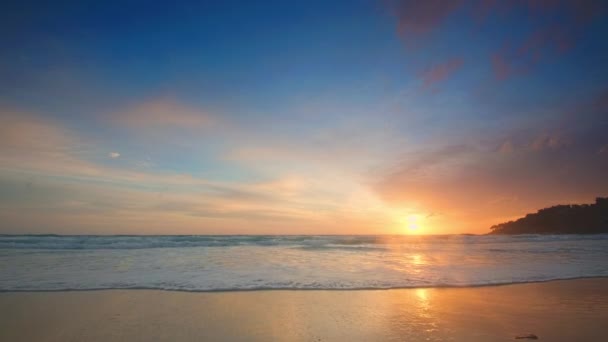 Piękna Tropikalna Plaża Zachodem Słońca Niebo Piękna Plaża Phuket Jest — Wideo stockowe