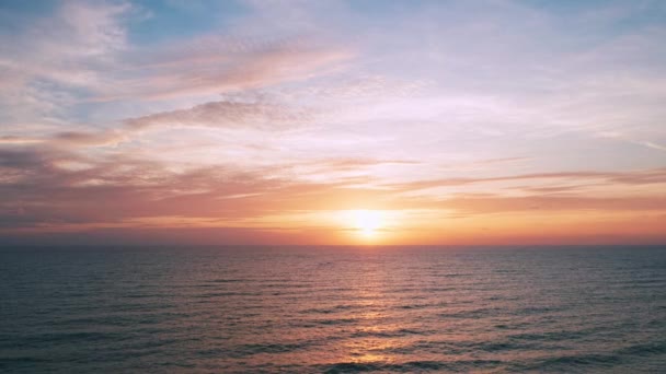 4K美丽的热带海滩 日落时分 美丽的普吉海滩是安达曼海夏季理念的著名旅游胜地 Areal无人驾驶飞机俯瞰有落日的热带海滩 — 图库视频影像